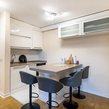 Modern & Fully Equipped In Center Of
