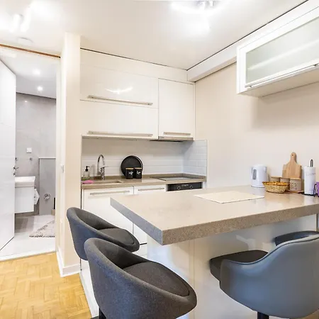 Modern & Fully Equipped In Center Of דירה