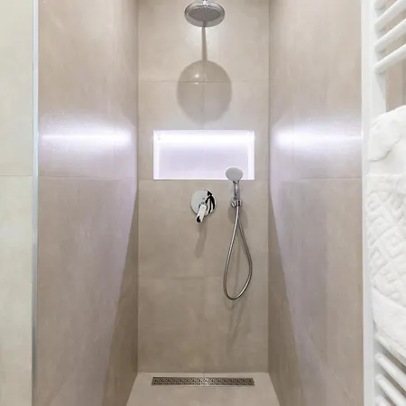 Modern & Fully Equipped In Center Of דירה *